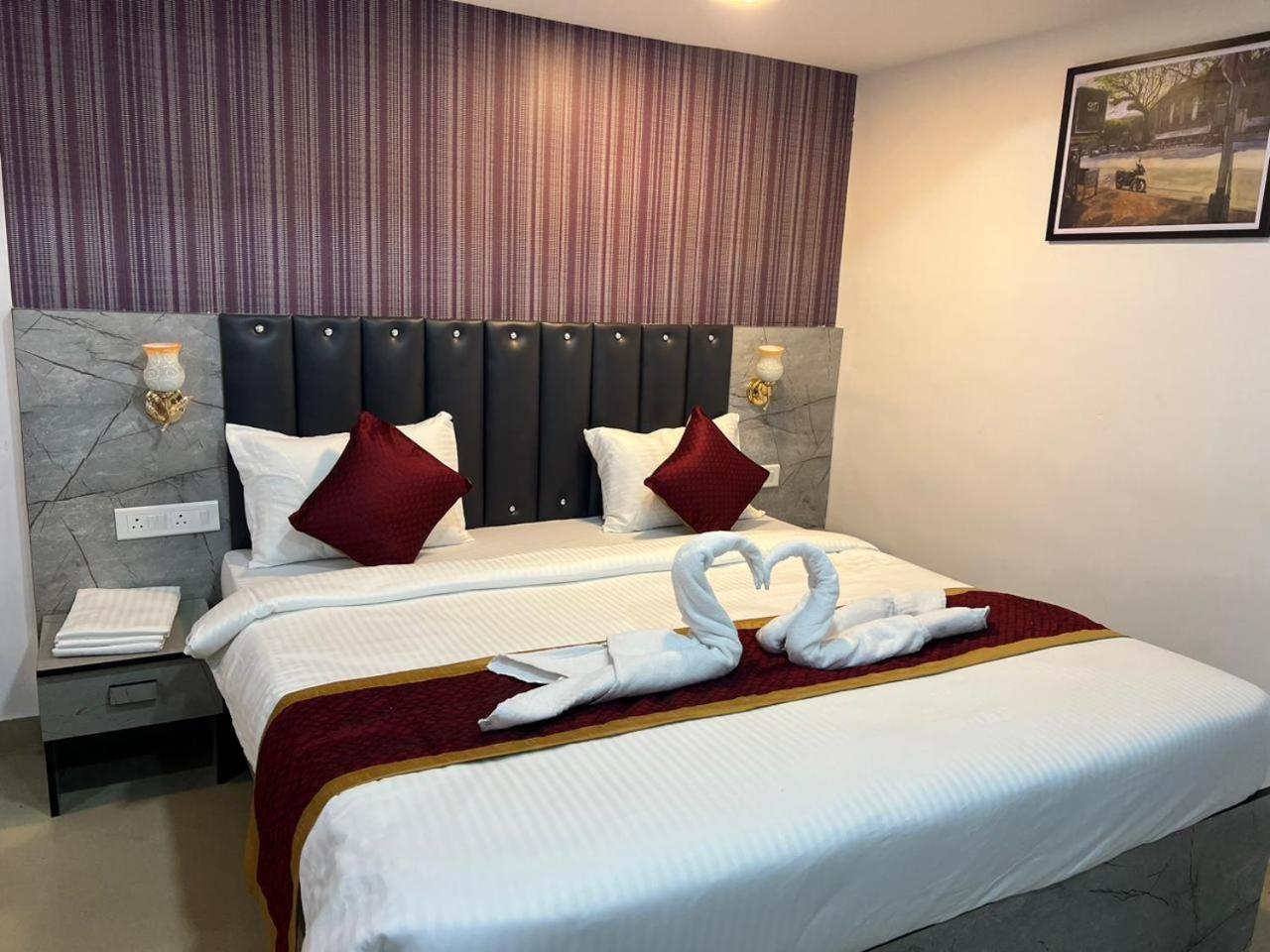 Hotel Orchard Park ปูเน่ ภายนอก รูปภาพ